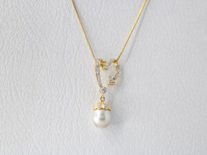 18 KT White Gold Pendant with Diamonds & Pearl