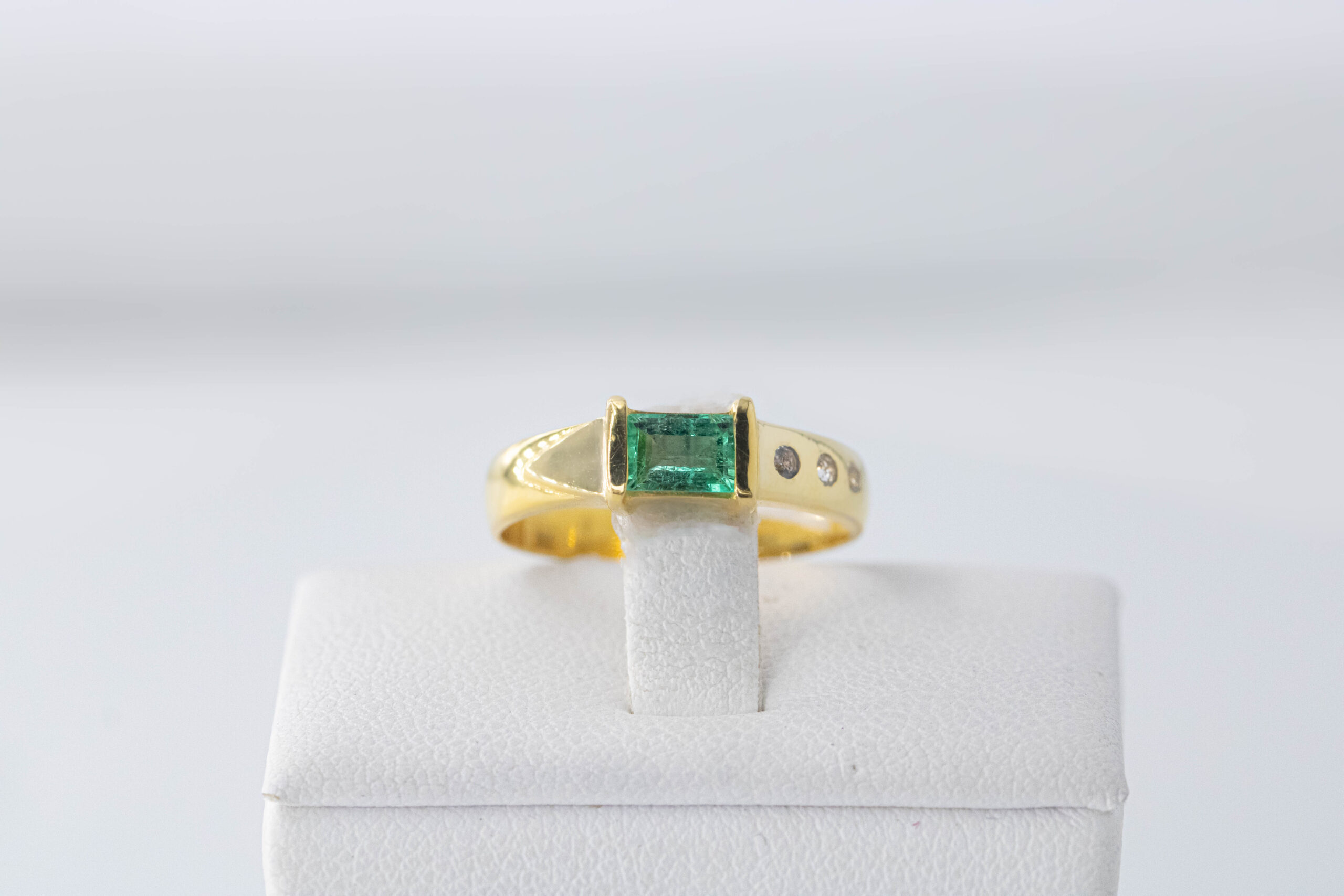 YGR 58 - Green Eyes - 14 KT Gold Ring with Emerald