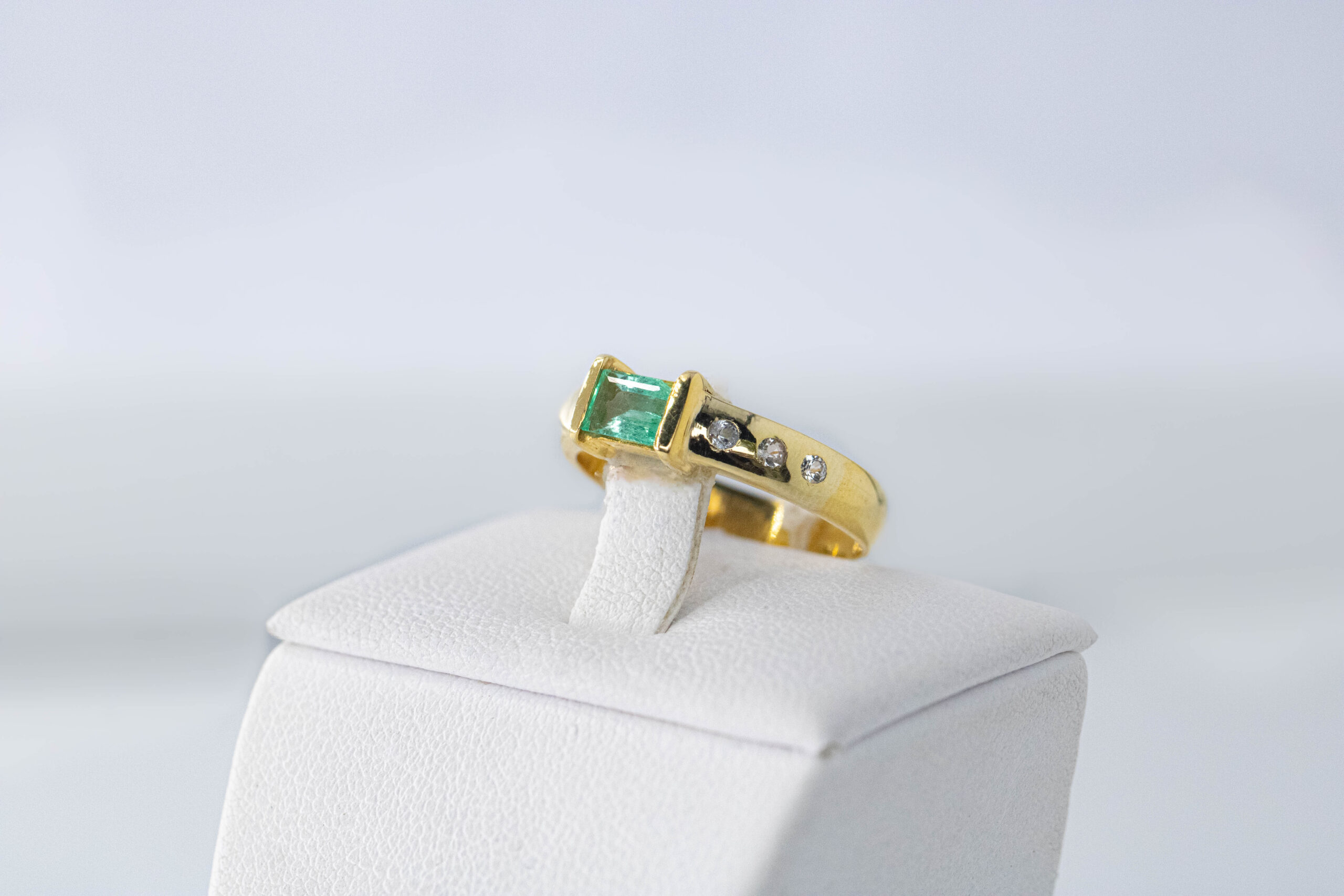 YGR 58 - Green Eyes - 14 KT Gold Ring with Emerald - Image 2