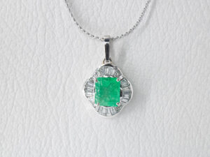 18 KT White Gold Pendant with Emeralds & Diamonds